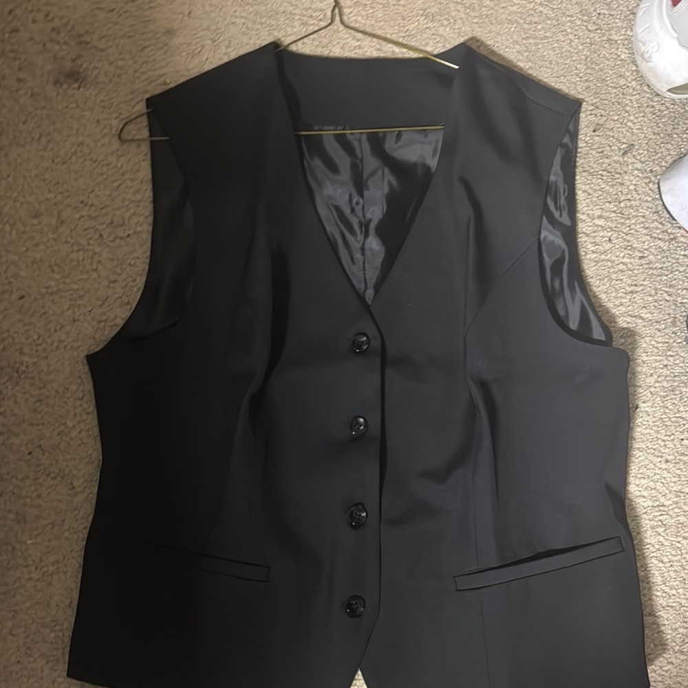 Black Formal Vest with Fitted Silhouette